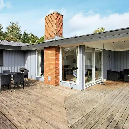 Three-bedroom Holiday In 4